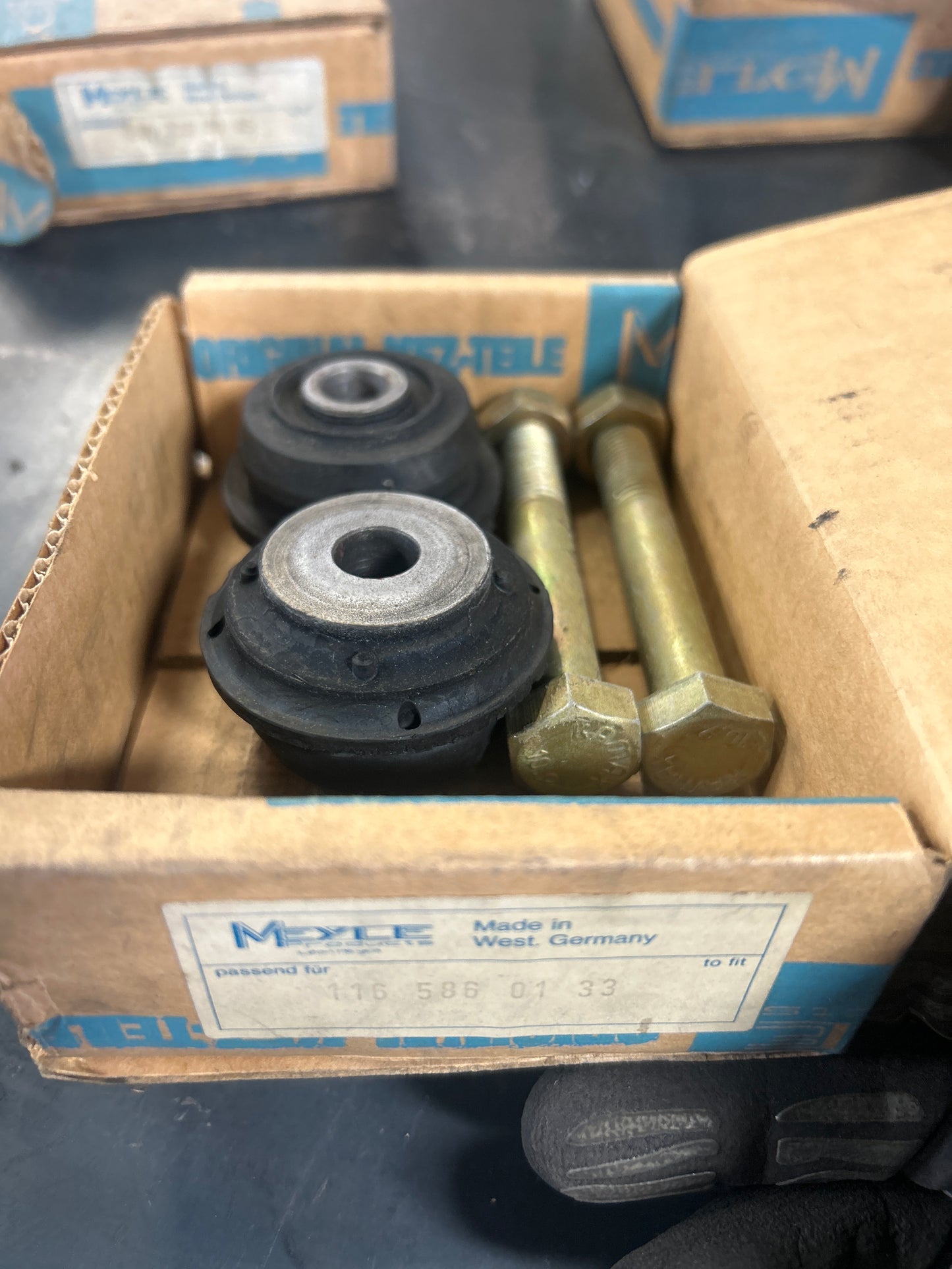 Rubber mounting kit